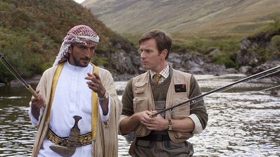 Ewan McGregor a Amr Waked ve filmu Lov losos v Jemenu (2011)