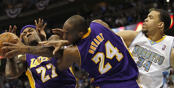 Jordan Hill (vlevo) a Kobe Bryant s Los Angeles Lakers v souboji s JaVale