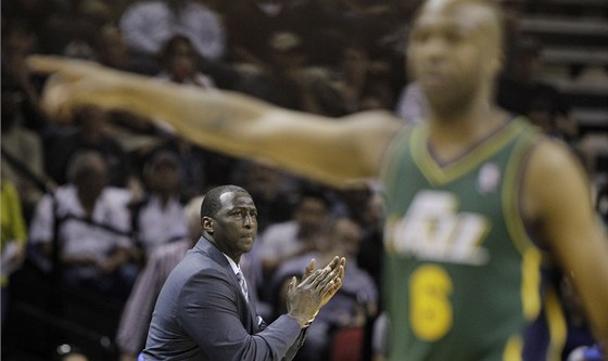 Tyrone Corbin se snaí vyburcovat své svence z týmu Utah Jazz, je to vak