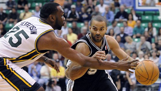 Tony Parker ze San Antonia proniká ke koi Utahu kolem Ala Jeffersona.