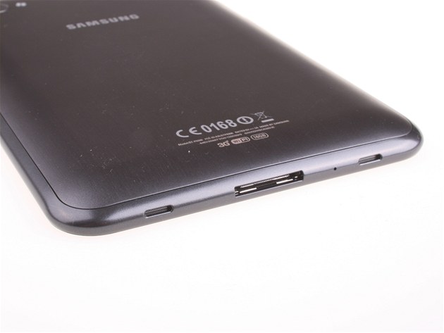 Galaxy Tab 7.0 Plus je velmi malý a lehký tablet, který padne do kadé ruky.
