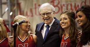 Warren Buffett zpívá s roztleskávakami University of Nebraska na valné hromad