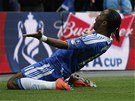 DAL JSEM GL. tonk Didier Drogba z Chelsea se raduje ze vstelenho glu.