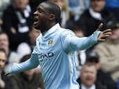 VTZN TREFA. Yaya Tour, zlonk Manchesteru City, se raduje ze svho glu v