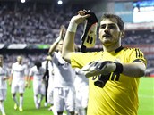 Brank Iker Casillas z Realu Madrid hz rukavice fanoukm pot, co jeho tm