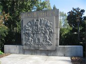 Památník padlým hrdinm na Olanských hbitovech v Praze