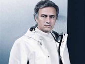 Slavn fotbalov trenr Jos Mourinho pedstavuje exklusivn kolekci