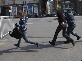 Policie zatk demonstranty proti Vladimiru Putinovi. (7. kvtna 2012)