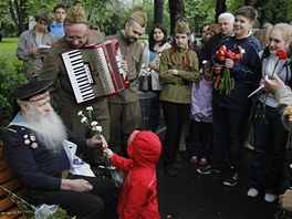 Pipomnl, e lidstvo muselo zaplatit vysokou cenu za to, e se válku...