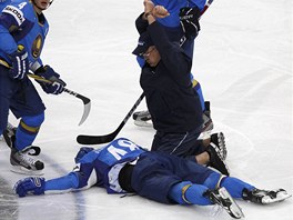 OMRÁENÝ. Roman Starenko z Kazachstánu bezvládn leí na led poté, co ho...