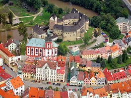 Goticko-románský hrad Loket na Karlovarsku