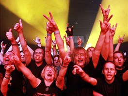 Fanouci pichystali dvouhodinovému koncertu pravou metalovou atmosféru. K ní...