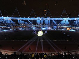 ZAHÁJENO. Svtelná show pi slavnostním otevení olympijského stadionu v...