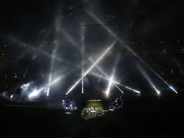 SHOW. Do tmy zahalený olympijský stadion v Londýn pi slavnostním otevení.