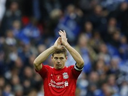 FANOUCI, DKUJEME. Liverpoolský kapitán Steven Gerrard dkuje fanoukm za...