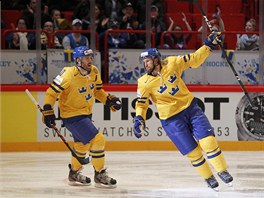 GÓL. védtí hokejisté Henrik Zetteberg (vlevo) a Niklas Kronwall se radují ze...