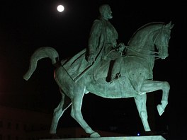 Superúplnk nad jezdeckou sochou krále Karla I. v hlavním mst Rumunska