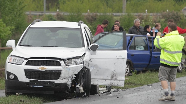 Nehoda dvou aut v evnick ulici v Praze na Zlin. (6. kvtna 2012)