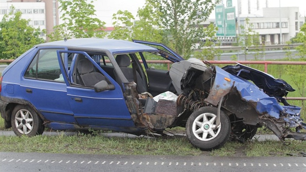 Nehoda dvou aut v evnick ulici v Praze na Zlin. (6. kvtna 2012)