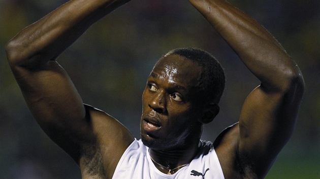 POZDRAV DIVÁKM. Sprinter Usain Bolt zahájil olympijskou sezonu vítzstvím na