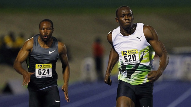 Sprinter Usain Bolt (vpravo) zahájil olympijskou sezonu vítzstvím na