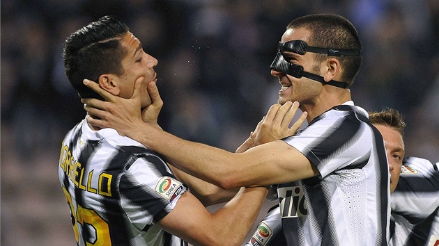 Marco Borriello (vlevo) a Leonardo Bonucci se divoce raduj. Dobe vd, e Juventusu u titul nikdo nevezme.