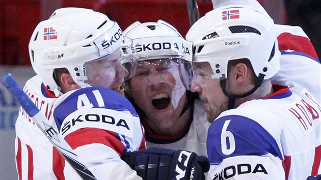 Patrick Thoresen, Mathis Olimb a Jonas Holos se radují z gólu v eské síti