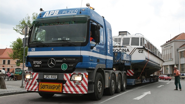 Transport lodi Vysoina z Daleické pehrady na Orlickou se v Jaromicích nad