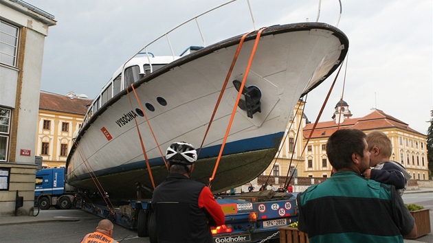 Transport lodi Vysoina z Daleické pehrady na Orlickou se v Jaromicích nad