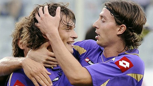 GRATULACE. Riccardo Montolivo z Fiorentiny (vpravo) blahopeje svému spoluhrái