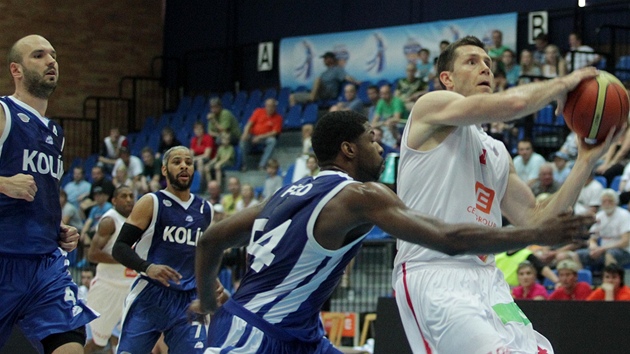 NESTAILI. Ani ti kolíntí basketbalisté v defenziv neuspli a sledují, jak