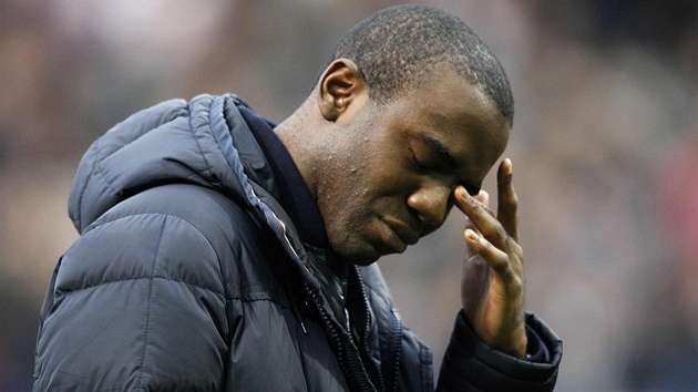 DOJET PI NVRATU. Fabrice Muamba, zlonk Boltonu, se po nedvnm kolapsu piel podvat na domc utkn s Tottenhamem.