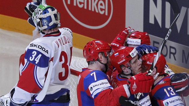 Rutí hokejisté se radují z jednoho z gól do sít norského brankáe Larse