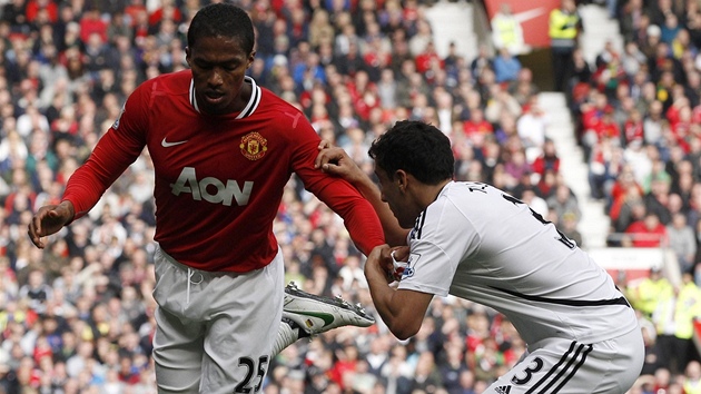 DRENÍ ZA DRES. Antonio Valencia z Manchesteru United (vlevo) si v souboji se