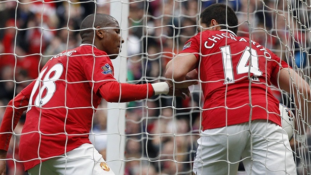 V STI. Ashley Young (vlevo) a Javier Hernandez z Manchesteru United se v brn raduj z vedoucho glu v zpase proti Swansea.
