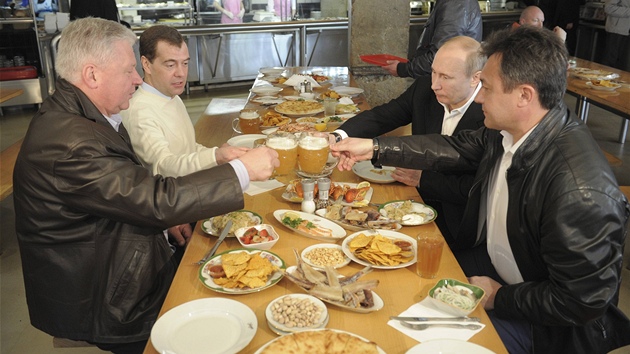 Svtek prce si d podnou hostinu, i v podn pednch ruskch inovnk, kterm vvod Vladimir Putin a Dmitrij Medvedv.