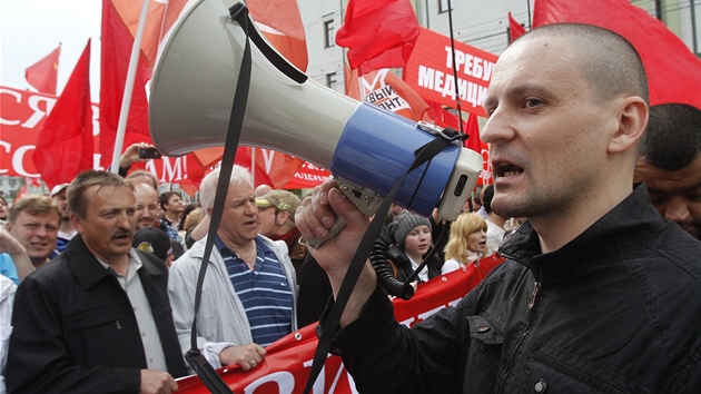 Ldr opozice Sergej Udaltsov s megafonem na protestech proti jmenovn Vladimira Putina do ela Kremlu (6. kvtna 2012)