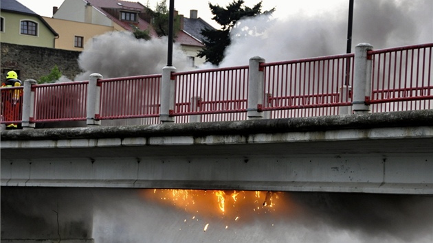 Hasii likvidovali rozsáhlý poár elektroinstalace na most pes eku Bevu v