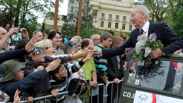 Veterni celou trasu plzesk Konvoje svobody projdli v historickch dpech, na nich byla jejich jmna (5. kvtna 2012)