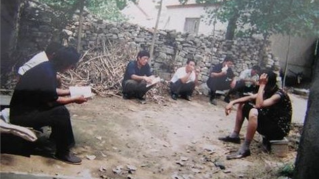 ínská strá sedí na nedatovaném snímku ped domem slepého disidenta chen