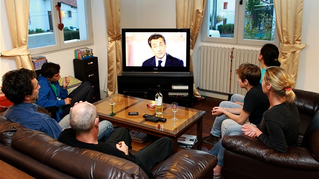 Francouzsk rodina sleduje pedvolebn televizn debatu mezi Franoisem Hollandem a Nicolasem Sarkozym (na snmku) v televizi. (2. kvtna 2012)
