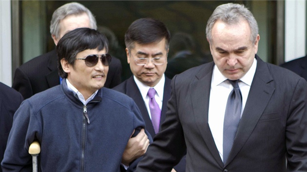 chen Kuang-cheng (vlevo) spolen s námstkem ministryn zahranií USA Kurte