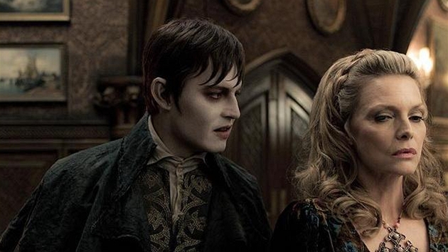 Johnny Depp a Michelle Pfeifferová ve filmu Temné stíny (2012)