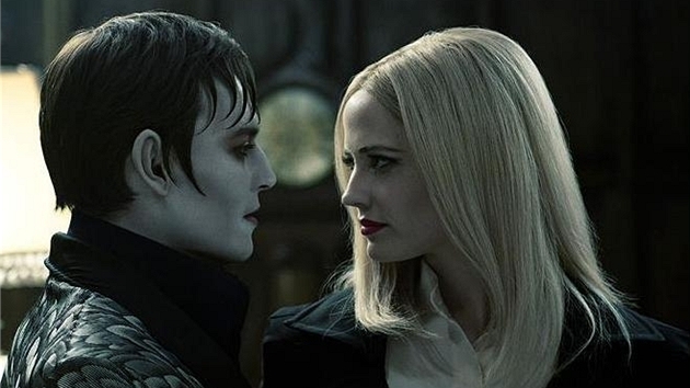 Johnny Depp a Eva Greenová ve filmu Temné stíny (2012)