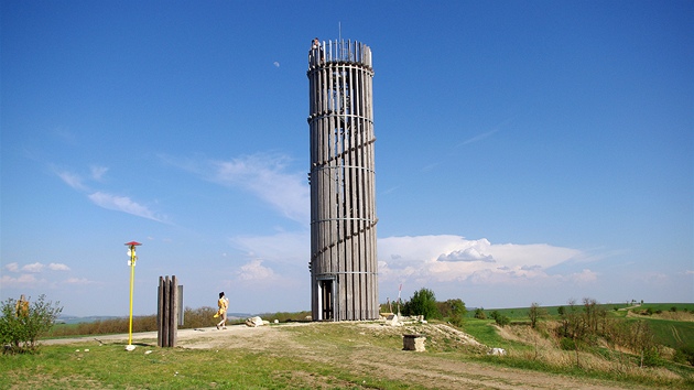 Rozhledna má jednoduchý geometrický tvar.