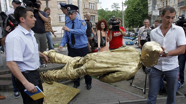 Sochu moícího Stalina policie v ukrajinském Lvov odstranila po nkolika