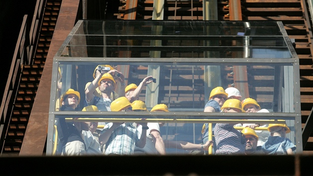 Návtvníky vyvezl na vrcholek vysoké pece skipový výtah. (1. kvtna 2012)