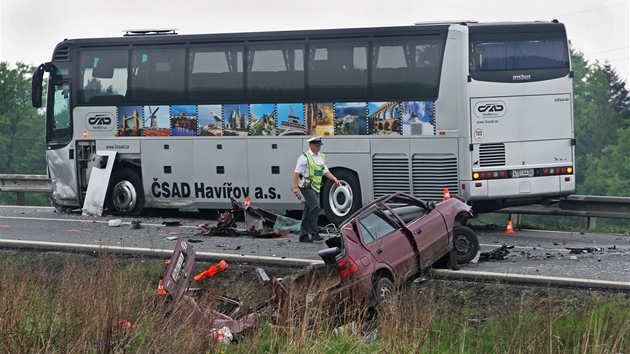 Tragická nehoda autobusu se kodou Felicia u Ostravy. (4. kvtna 2012)