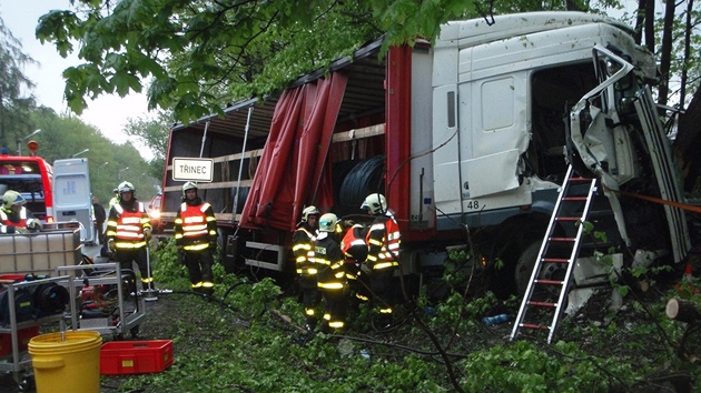 Nehoda polského kamionu s tunovými svitky drátu na okraji Tince. (