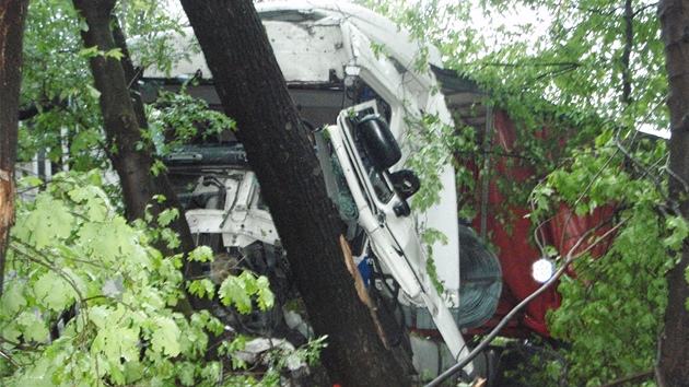 Nehoda polského kamionu s tunovými svitky drátu na okraji Tince. (